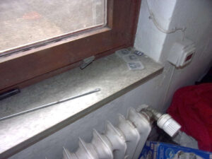 Fensterbank asbestbelastet